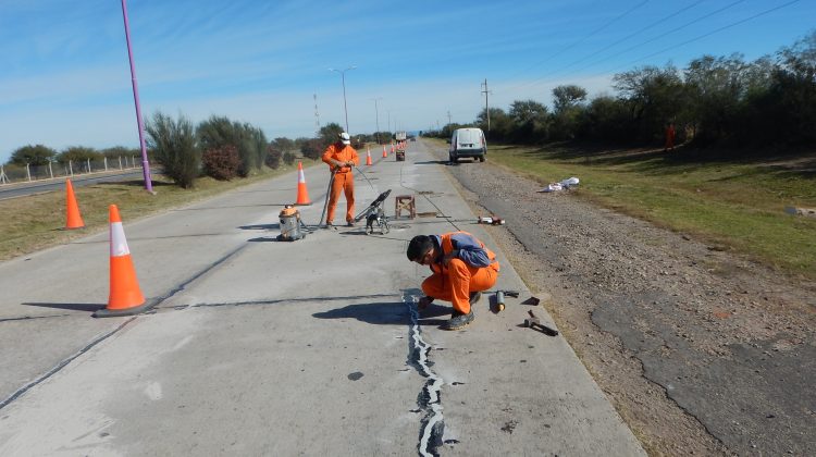 Realizan tareas de mantenimiento y costura de losas 