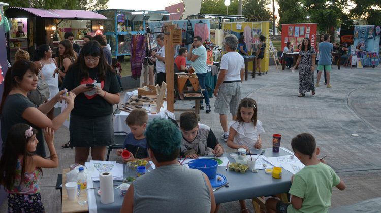 Con música, sabores y color se realizó la 1ª Feria Navideña de Arte y Diseño