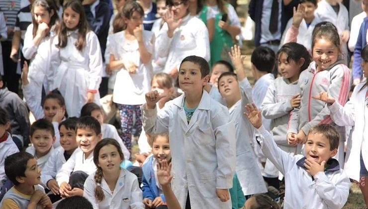 En 2020, los chicos volverán a clases el 2 de marzo