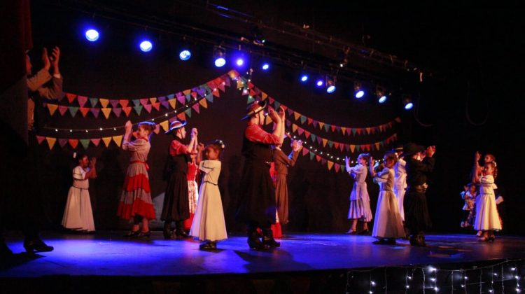 En “Molino Fénix”, la academia Arte en Escena cerró el año con un increíble varieté