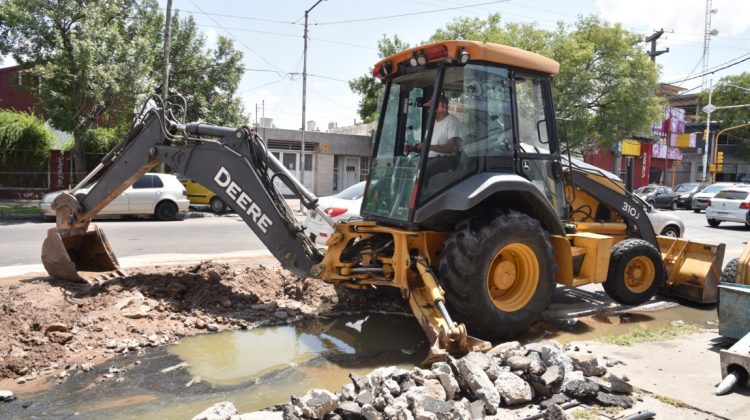 Despejan obstrucciones y reparan la red cloacal capitalina