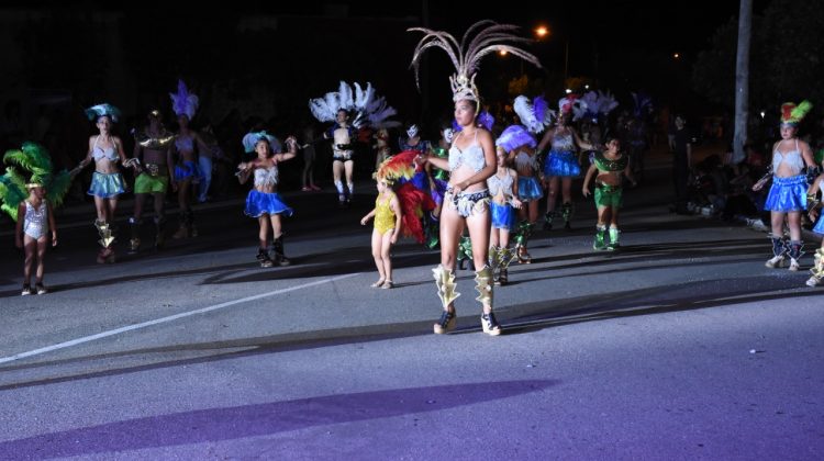 Renca se anticipa al carnaval con un despliegue de música, color y alegría