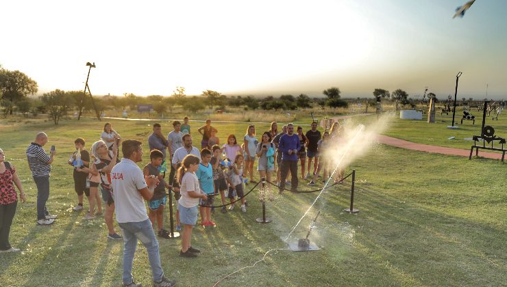 Chicos y grandes disfrutan de la experiencia del Parque Astronómico La Punta