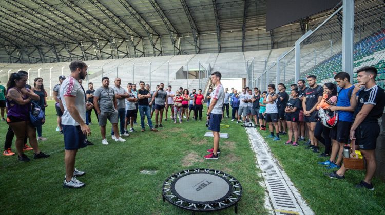 El cuerpo técnico de Argentinos Juniors realizó una capacitación gratuita en “La Pedrera”