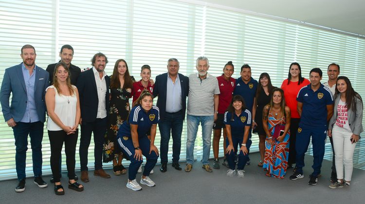 Rodríguez Saá compartió un almuerzo con el presidente de AFA e integrantes de los planteles femeninos de River y Boca