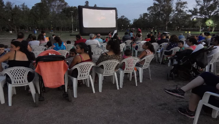 Puntanos y turistas disfrutaron de “Cine en el Parque”