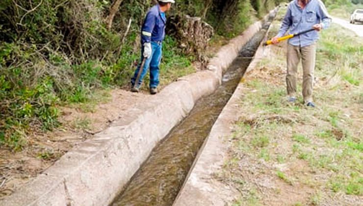 Labores de mantenimiento y limpieza en sistema de canales de Río Amieva