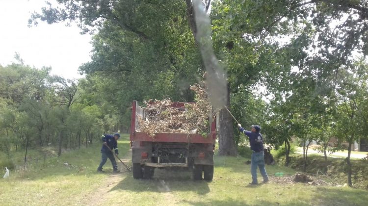 Intenso accionar de limpieza sobre el canal de riego margen izquierdo Dique Vulpiani