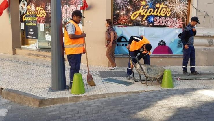 Trabajan en la limpieza y el mantenimiento de los desagües en la capital