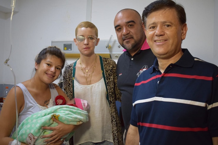 Compartiendo la alegría de la llegada de Aylin: María con su beba, Bailone, Frontera y Mones Ruiz.