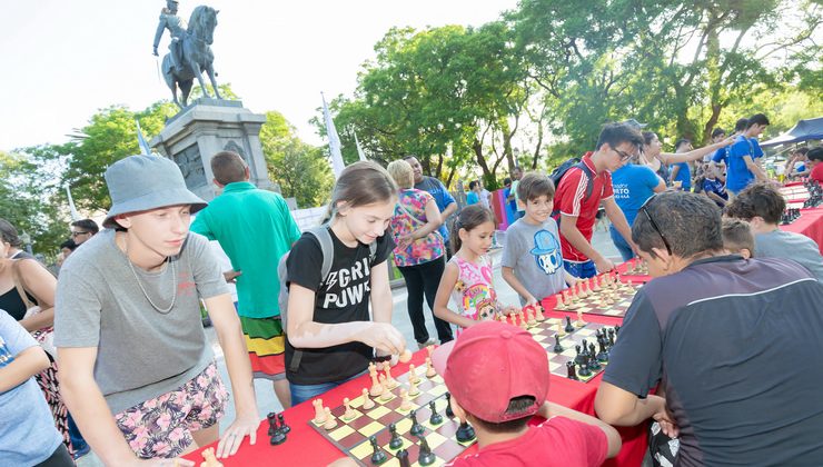 Ajedrez: habrá clases “al paso” en Villa Larca y simultáneas en la plaza Pringles