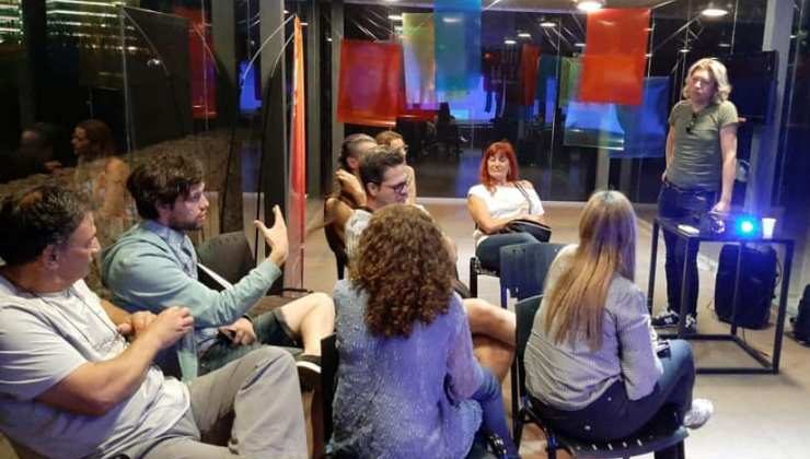 El artista visual Ari Zavala brindó una charla sobre la experiencia creativa de sus trabajos