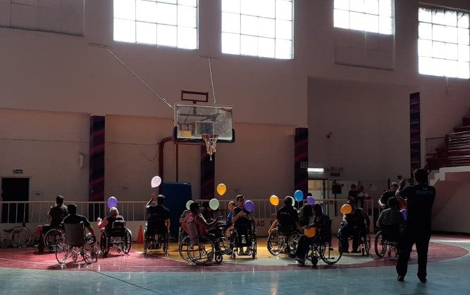 Con más de 250 asistentes se dictó una capacitación de básquet en silla de ruedas