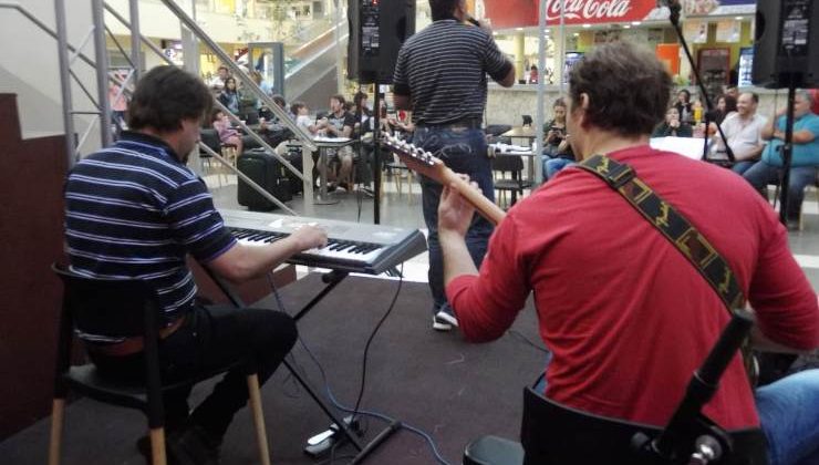 Otro jueves de folclore y música del recuerdo en la EDIRO