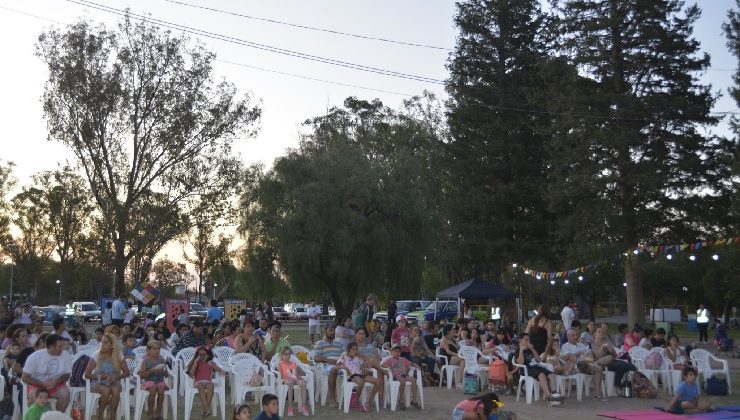 La propuesta “Cine en el Parque” congregó a grandes y chicos