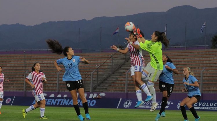 Triunfo “Charrúa” sobre Paraguay y empate entre Perú y Chile