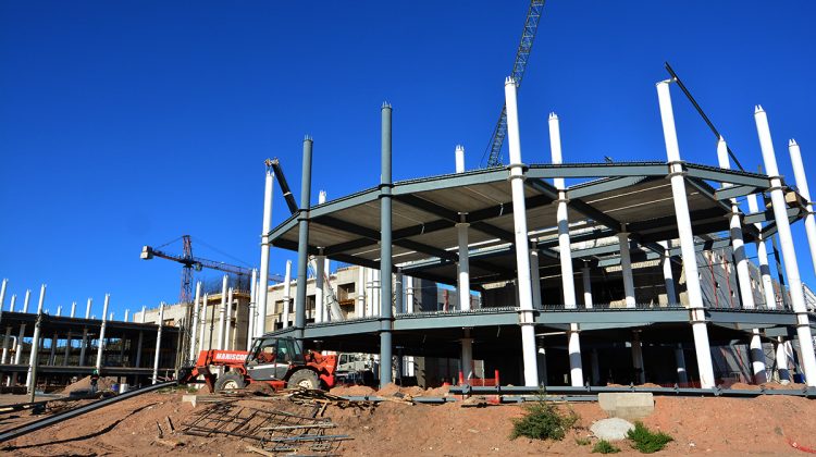 Sin pausa, continúa la construcción del Hospital Central