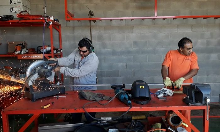 Los biombos que se usarán en los centros de atención de pacientes leves se construyen en la provincia