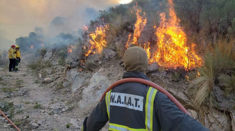 Sigue la lucha para apagar el fuego en la Sierras Centrales