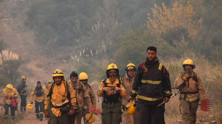 Bomberos y brigadistas con la ayuda de un avión y un helicóptero hidrantes continúan trabajando para extinguir el fuego