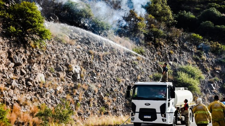 Bomberos y brigadistas trabajarán toda la noche en un foco ubicado en el camino que une Potrero de los Funes con La Punta