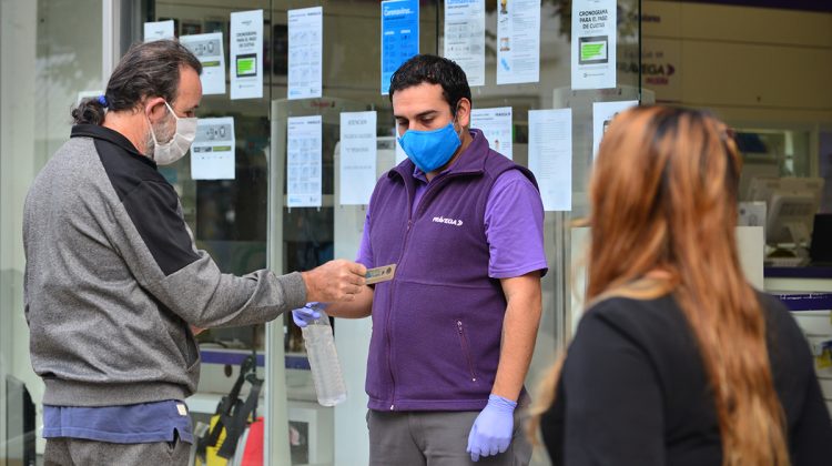 Cumpliendo con las medidas sanitarias, varios comercios volvieron a abrir sus puertas