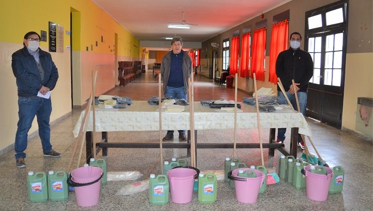 El Ministerio de Educación entregó kits de limpieza en escuelas del departamento Dupuy