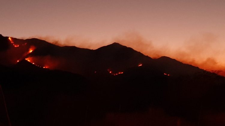 Al helicóptero, sumarán un avión para combatir el fuego en la Sierra Grande de San Luis