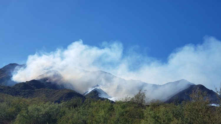 Más de 60 bomberos y brigadistas combaten un incendio en la zona serrana