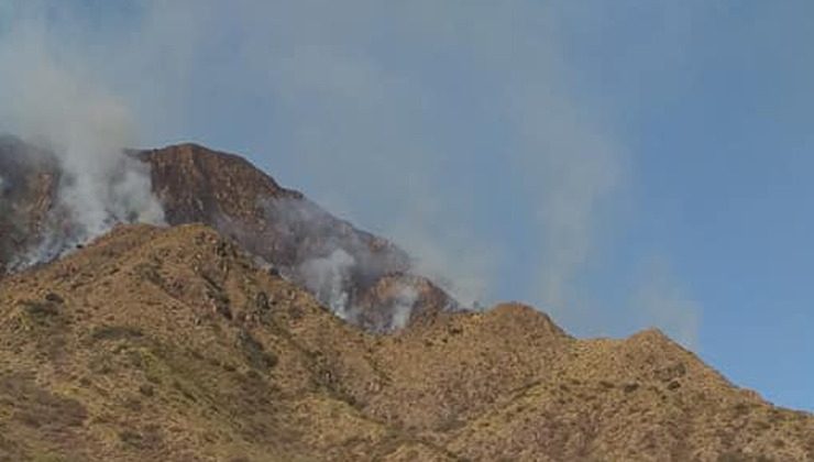 Bomberos y brigadistas continúan combatiendo el incendio en las Sierras Centrales