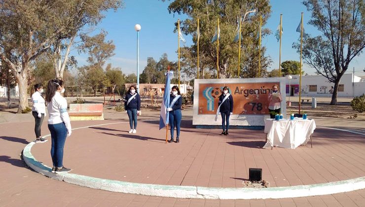 Los alumnos de las EPD hicieron la promesa a la Bandera