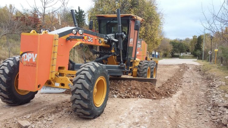 Realizan trabajos en caminos de toda la provincia