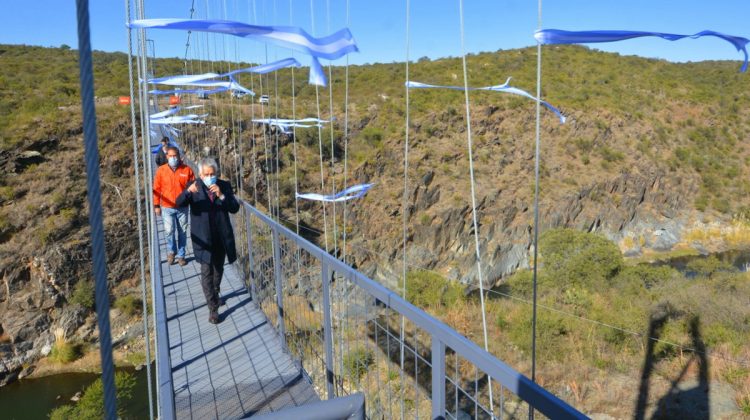 Imponente obra: el gobernador inauguró el puente peatonal colgante que une La Florida y Balde de la Isla