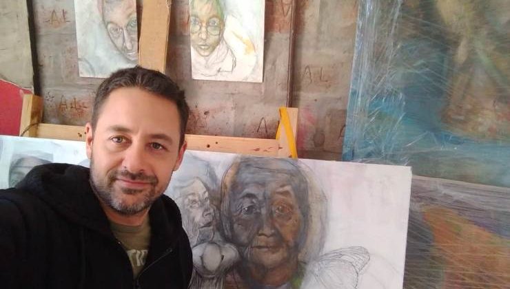 El artista plástico Andrés Flitt, en proceso de creación