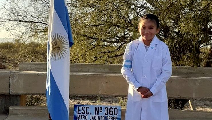 Una alumna del paraje Las Lagunitas prometió la bandera ante el presidente de la Nación