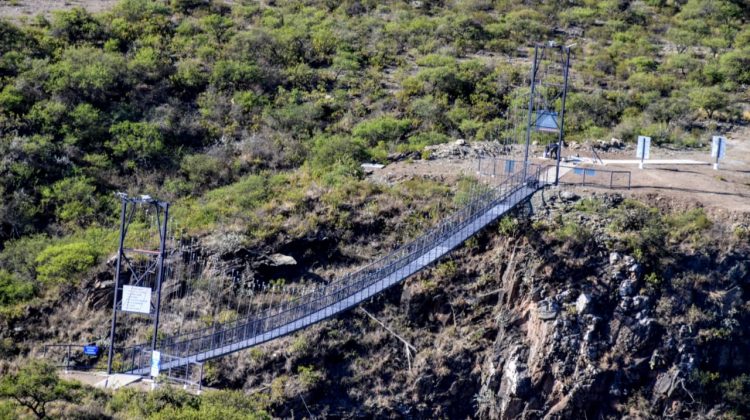 Se inaugura el puente peatonal colgante que une La Florida y Balde de la Isla