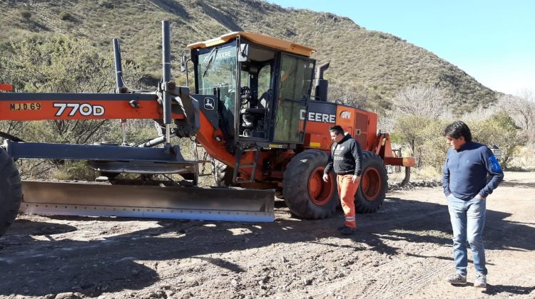 Las máquinas viales continúan mejorando caminos en toda la provincia