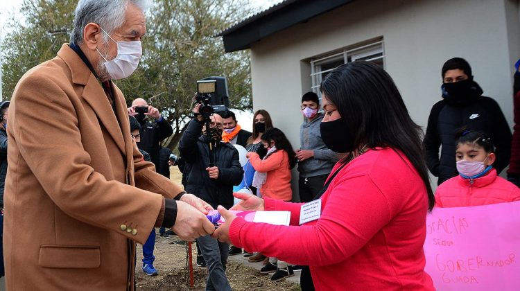 El gobernador entregó viviendas en Villa de la Quebrada