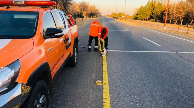 Continúan las tareas de mantenimiento, limpieza y reparación en los caminos provinciales