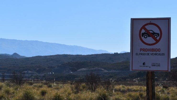 San Luis Agua coloca cartelería preventiva en diques de la provincia