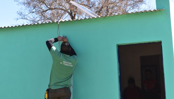 Cinco familias del paraje Casa de los Tigres recibieron equipos solares fotovoltaicos