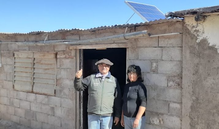 El Gobierno provincial continúa con la entrega de equipos solares fotovoltaicos a familias rurales