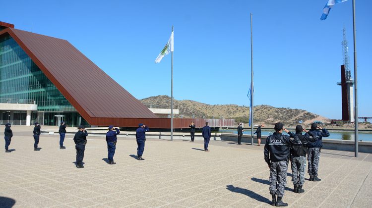 Terrazas del Portezuelo: izamiento y Bandera a media asta en homenaje al Padre de la Patria