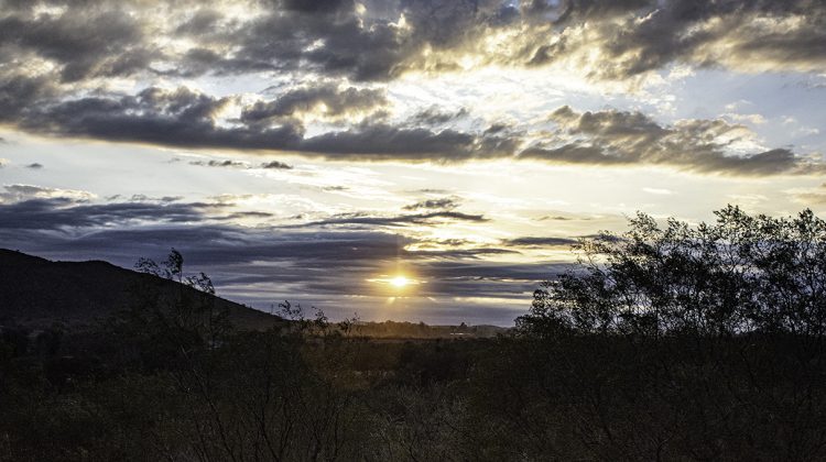 El jueves se presenta ventoso, nublado y con temperaturas bajas