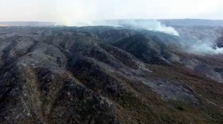 El fuego sigue activo en una zona inaccesible entre la Quebrada de Cautana y Bajo de Véliz