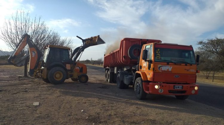 Realizan trabajos en banquinas de las rutas provinciales