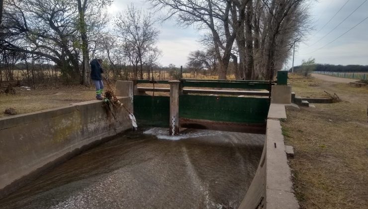 San Luis Agua realiza la limpieza del canal Margen Derecho de Villa Mercedes