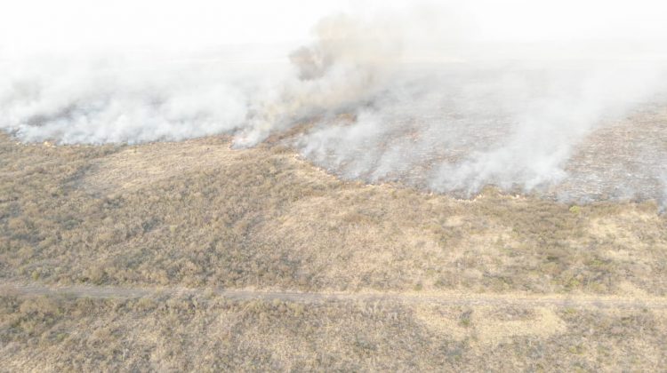 Continúan los trabajos para controlar el fuego en Donovan