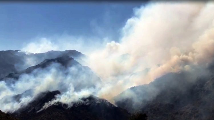 El viento complica el incendio en la zona del Comechingones