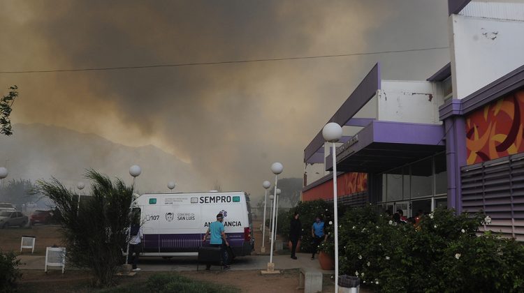 Trasladaron a los pacientes de la Maternidad “Teresita Baigorria” para que no se vean afectados por el humo y las cenizas